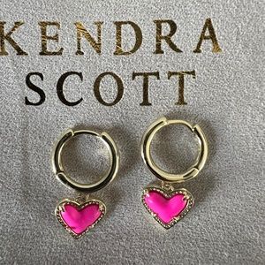 NEW Kendra Scott Neon Pink Gold Huggie Heart drop earrings